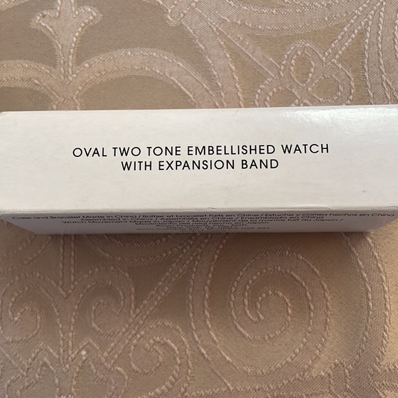 🆕 Vintage Avon Oval Two Tone Embellished Watch (will need a new battery) - Picture 4 of 5